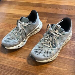 On Running Cloud Surfer women’s sneaker in Mineral/Aloe